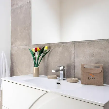 דירה Ferrucci 1 Bedroom Attic In By Halldis *