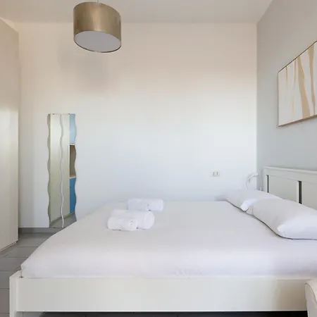 Guesthost - Bande Nere Mm1 With Balcony Milano