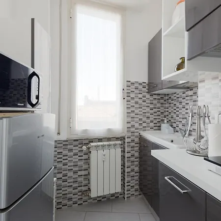 Guesthost - Bande Nere Mm1 With Balcony Milano