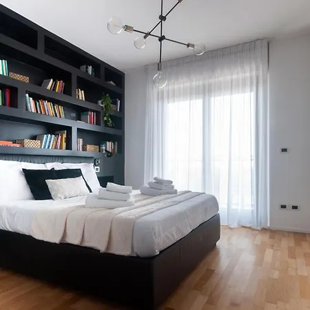 With Panoramic View Of And Public Free Parking Lot 밀라노