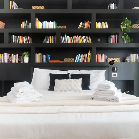 아파트 With Panoramic View Of And Public Free Parking Lot