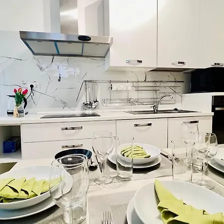 New And Elegant On The Navigli Netflix E מילאנו