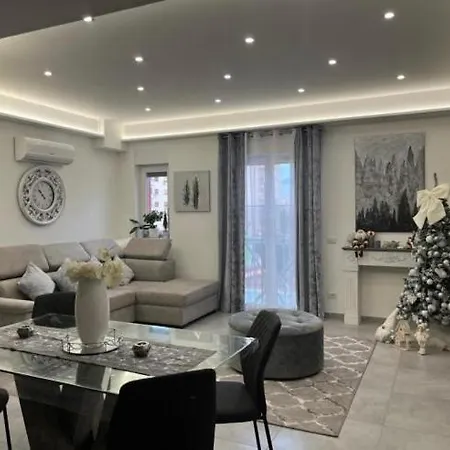 White Modern Close To The Red Metro * מילאנו