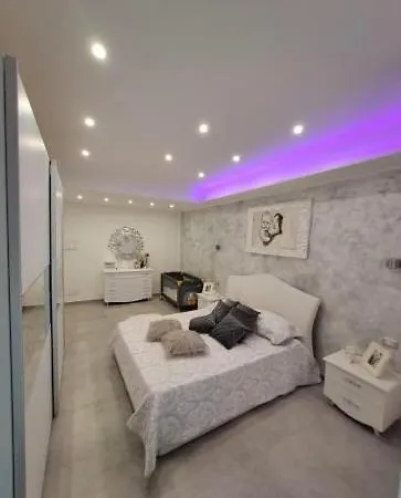 דירה White Modern Close To The Red Metro מילאנו