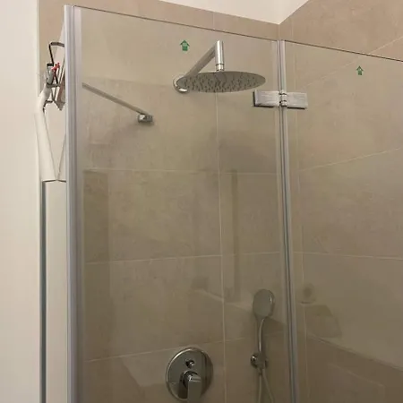 Regina In Sky Santa Giulia - Sky Tv, Wifi E Breakfast Box Appartement Milan