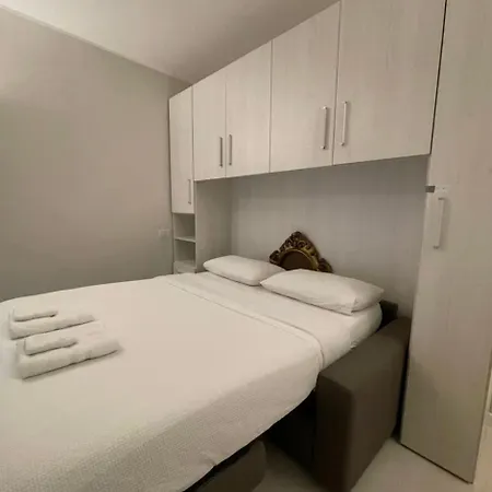 Regina In Sky Santa Giulia - Sky Tv, Wifi E Breakfast Box Appartement