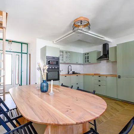 Апартаменты Charming Modern In Medieval Courtyard
