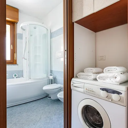 Cosy With Balcony & Private Garage Mediolan