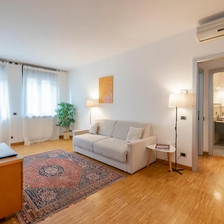 Xenia - Cozy Two-room Apt In Isola Area דירה *