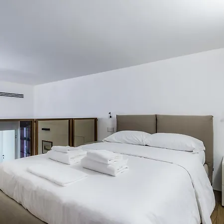 Luxury Duplex Corso Magenta 4pax-wifi-tasso 아파트