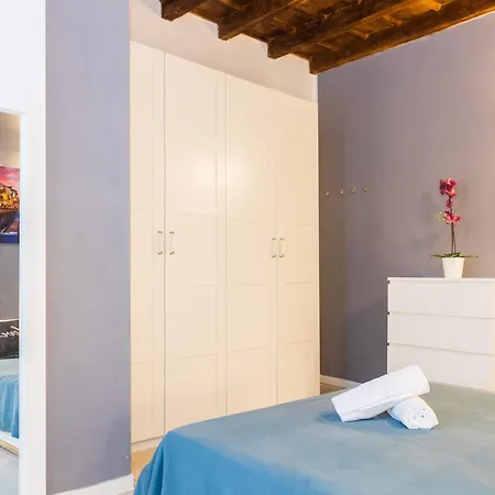 - Alzaia Naviglio Grande Apartment *