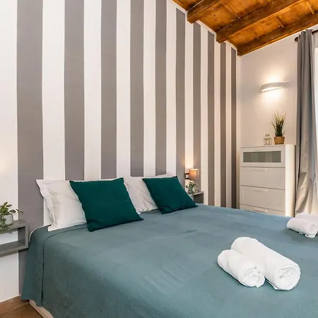 - Alzaia Naviglio Grande Apartment Milan