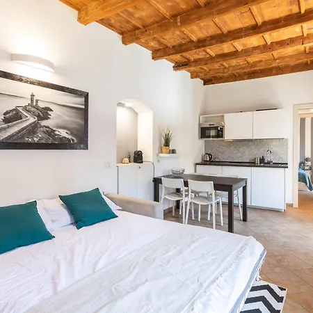 - Alzaia Naviglio Grande Apartment