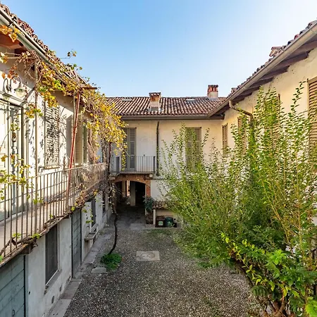 - Alzaia Naviglio Grande Apartment