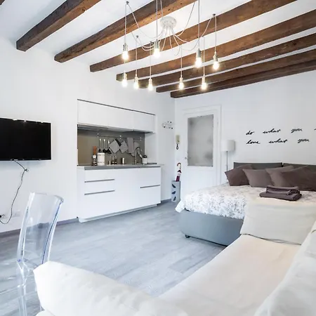 Apartment Navigli - Vigevano 45 & Casale 3a *