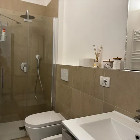 Regina In Sky Santa Giulia - Sky Tv, Wifi E Breakfast Box Appartement *