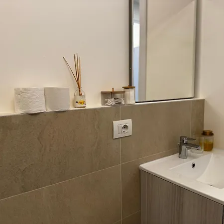 Regina In Sky Santa Giulia - Sky Tv, Wifi E Breakfast Box Appartement Milan