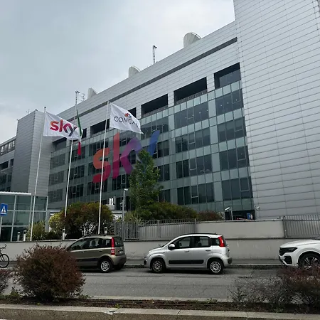 Regina In Sky Santa Giulia - Sky Tv, Wifi E Breakfast Box Appartement
