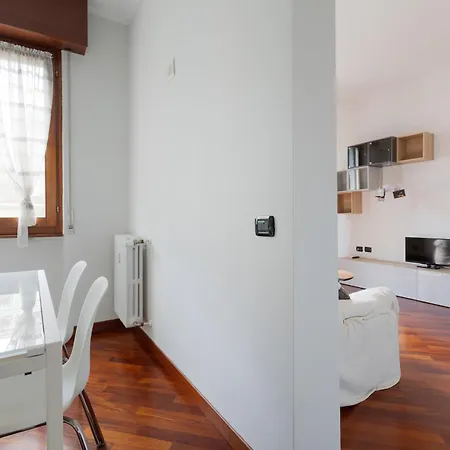 Sondrio M3 - Spacious With Balcony! Daire