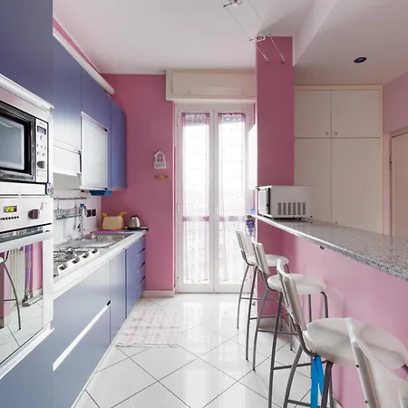 Guesthost - Mac Mahon - Colorful With Balcony!
