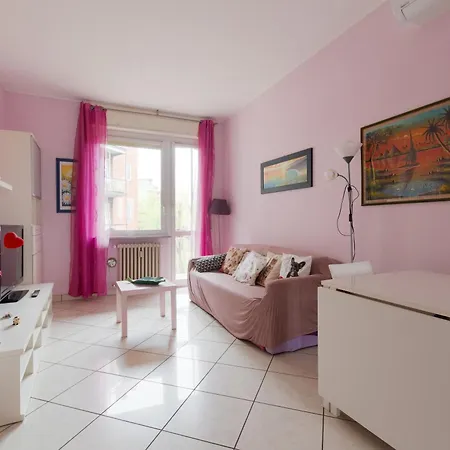 Guesthost - Mac Mahon - Colorful With Balcony! Daire