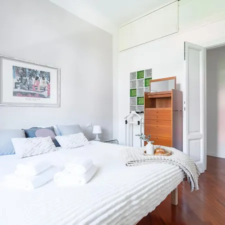 Roomy Flat With Garage - Porta Romana Apartman *