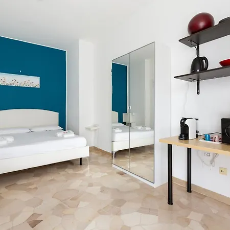 Lorenteggio-piazza Frattini Balcony Apartment Milan