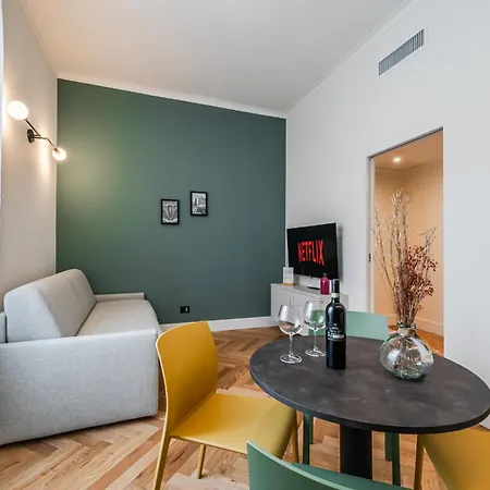 Spacious In Next To Metro Apartment Milan