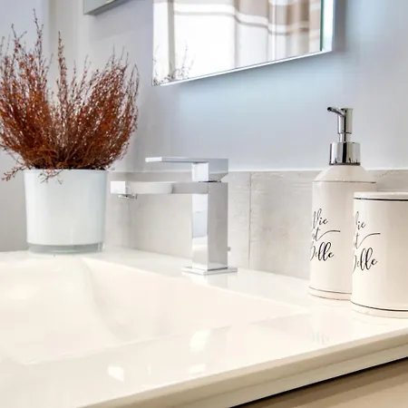 Ospitali - White Flat, Spazioso Bilocale Di Design In Zona De Angeli, Nuovo, Elegante E Accessoriato