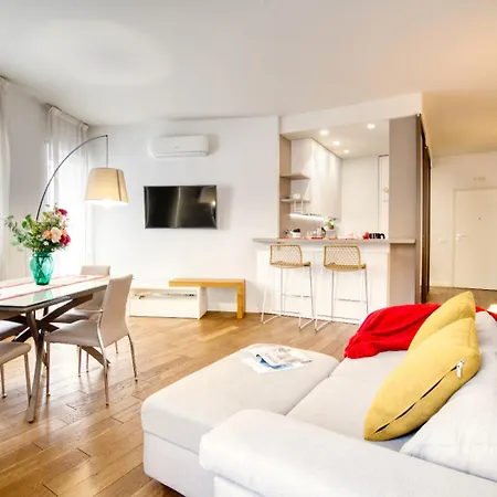 Ospitali - White Flat, Spazioso Bilocale Di Design In Zona De Angeli, Nuovo, Elegante E Accessoriato Apartment