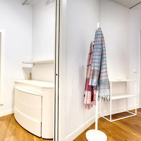 Apartment Ospitali - White Flat, Spazioso Bilocale Di Design In Zona De Angeli, Nuovo, Elegante E Accessoriato