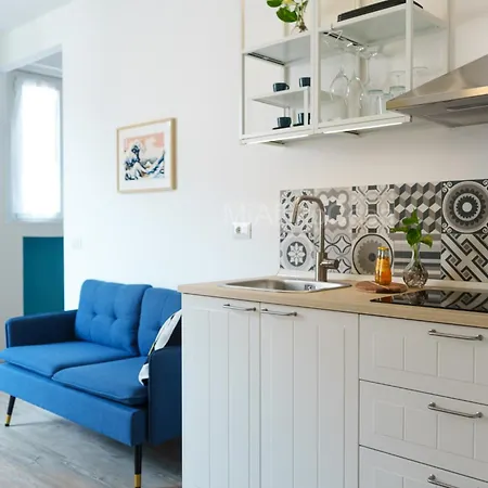 Looking 4 Station Center