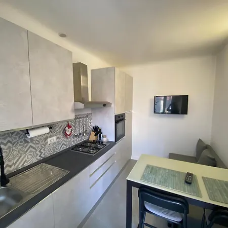 Apartment Renovated With Two Single Beds *