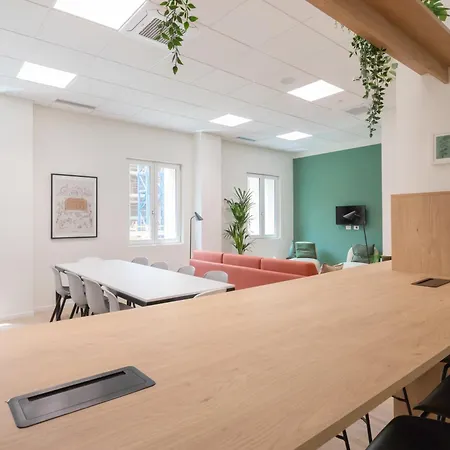 Well-located Campus Near Park * Milaan