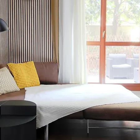 Modern Flat With Private Garden Lägenhet Milano