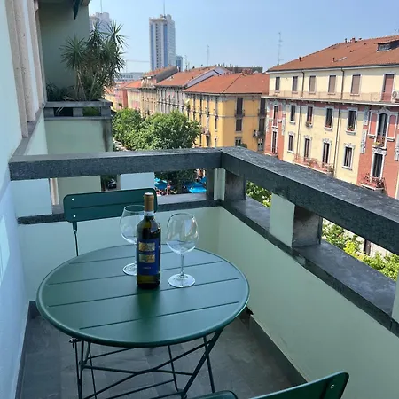 New With Balcony, Isola Bosco Verticale *