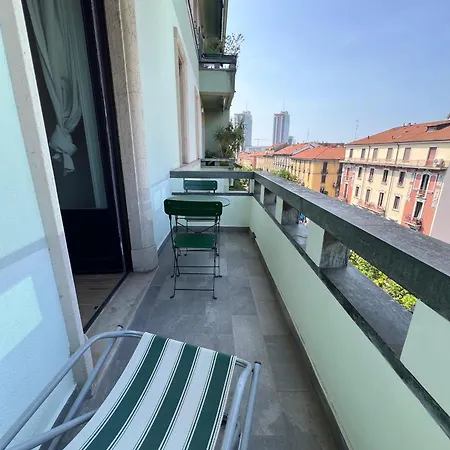 New With Balcony, Isola Bosco Verticale Milánó