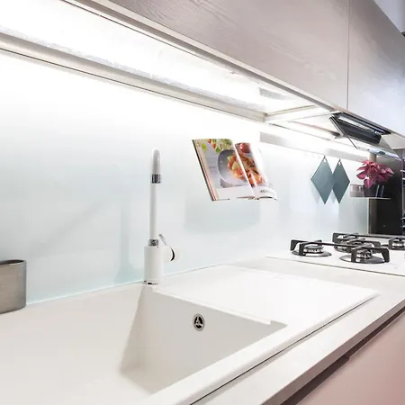 Trendy Corner - Fashion District Apartment