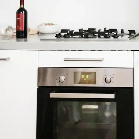 Yr - Station Apartment *