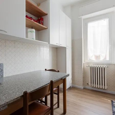 Guesthost - Corso Lodi Modern With Balcony Milão