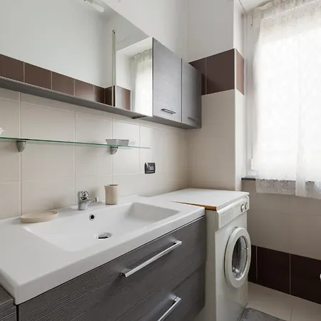 Guesthost - Bande Nere M1 Comfy With Balcony Milão