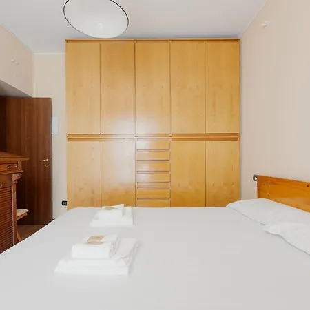 Guesthost - Bande Nere M1 Comfy With Balcony * Milão