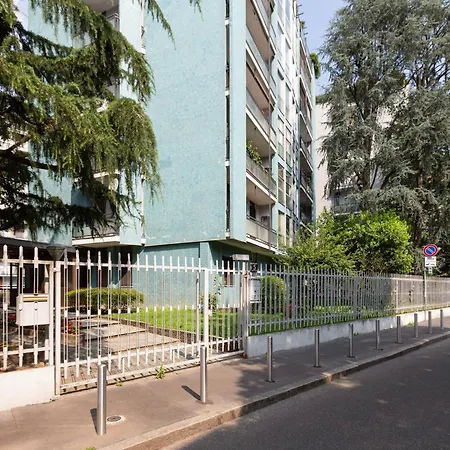 Guesthost - Bande Nere M1 Comfy With Balcony Milão