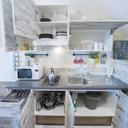 Apartment Amazing Attic Max 10 People With Parking & Wifi, Near To 3 Tram Lines And To The Metro - Well Connected To Airports And To The Train Station Milan