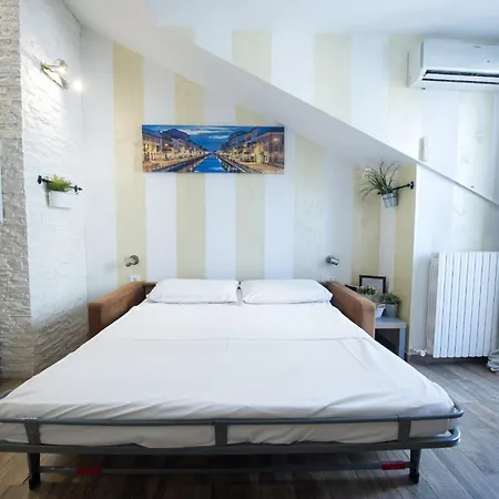 Amazing Attic Max 10 People With Parking & Wifi, Near To 3 Tram Lines And To The Metro - Well Connected To Airports And To The Train Station Apartment Milan