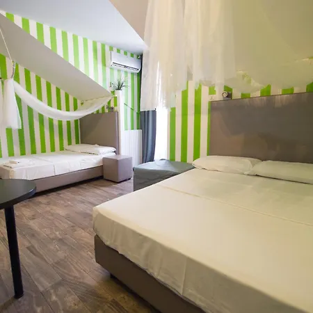 Amazing Attic Max 10 People With Parking & Wifi, Near To 3 Tram Lines And To The Metro - Well Connected To Airports And To The Train Station Apartmán Milán
