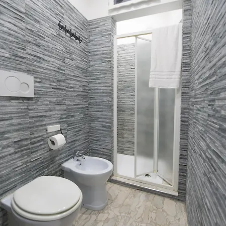 Amazing Attic Max 10 People With Parking & Wifi, Near To 3 Tram Lines And To The Metro - Well Connected To Airports And To The Train Station *