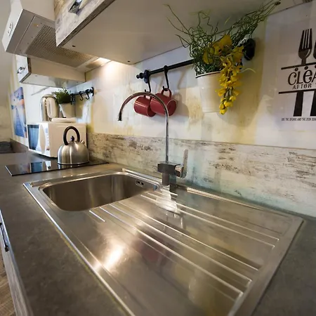 Apartment Amazing Attic Max 10 People With Parking & Wifi, Near To 3 Tram Lines And To The Metro - Well Connected To Airports And To The Train Station