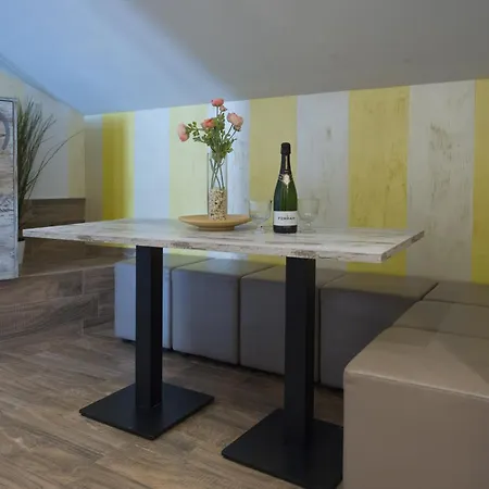 Amazing Attic Max 10 People With Parking & Wifi, Near To 3 Tram Lines And To The Metro - Well Connected To Airports And To The Train Station Apartmán Milán