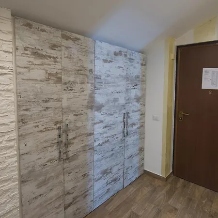 Apartmán Amazing Attic Max 10 People With Parking & Wifi, Near To 3 Tram Lines And To The Metro - Well Connected To Airports And To The Train Station